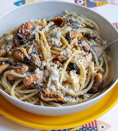 Spaghetti with mussels and pecorino cheese
