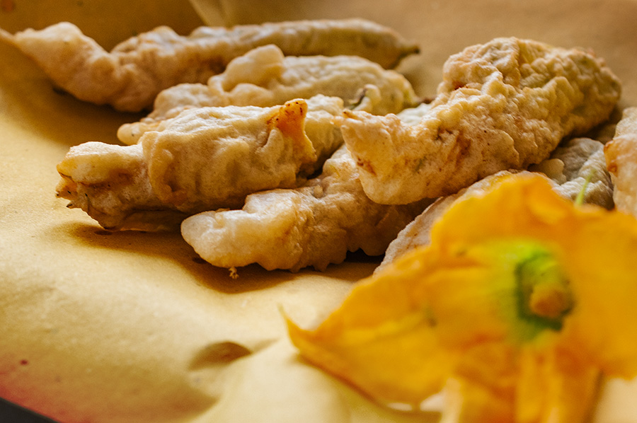 Fried zucchini flowers