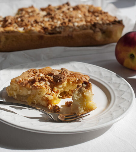 Torta con le pesche, mandorle e amaretti