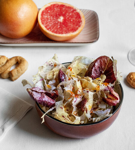 Insalata di radicchio variegato con salsa al pompelmo rosa