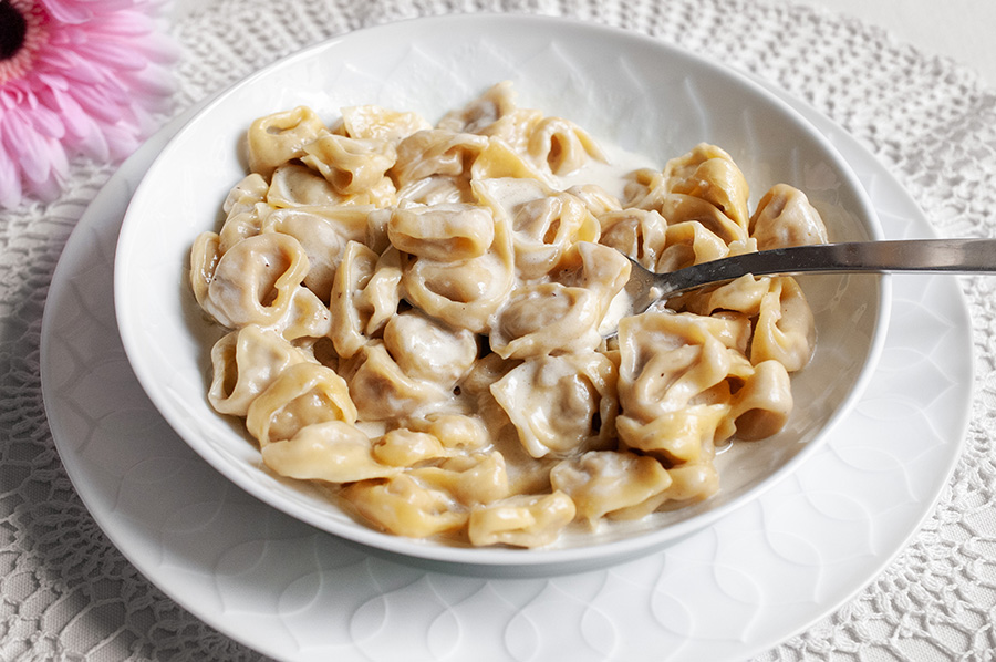 Tortellini with cream