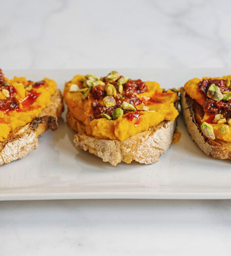 Crostini di pane con purea di carote, pistacchi e nduja