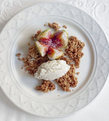 Sweet whipped ricotta cream with crumble and roasted figs