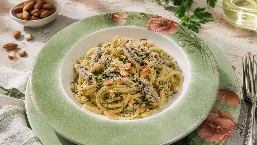 Spaghetti alici e mandorle